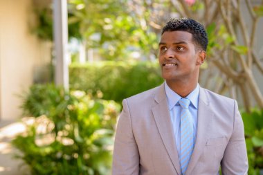 Takım elbise giyen ve kravat takan başarılı genç Afrikalı işadamının portresi