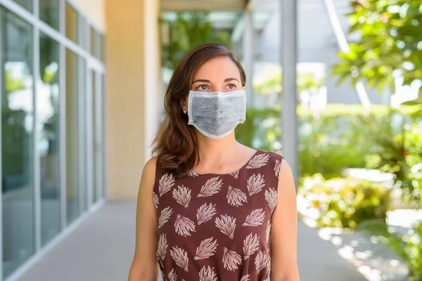 Nő gondolkodás és visel védő maszkot kovid 19 vírus ellen a szabadban a karanténban és gondolkodás — Stock Fotó