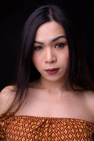 Volto di giovane bella asiatica transgender donna — Foto Stock
