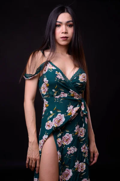 Fiatal gyönyörű ázsiai transznemű nő fekete háttér — Stock Fotó