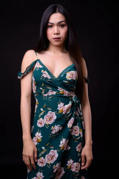 Joven hermosa mujer transgénero asiática contra fondo negro —  Fotos de Stock