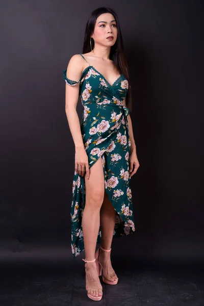 Full body shot di giovane bella asiatica transgender donna — Foto Stock