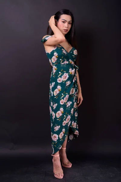 Helkroppsbild av ung vacker asiatisk transsexuell kvinna — Stockfoto