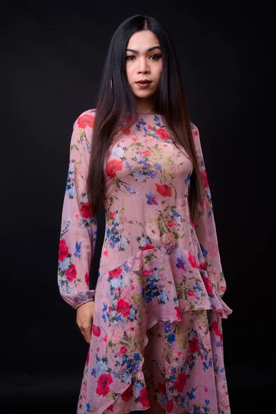 Fiatal gyönyörű ázsiai transznemű nő fekete háttér — Stock Fotó