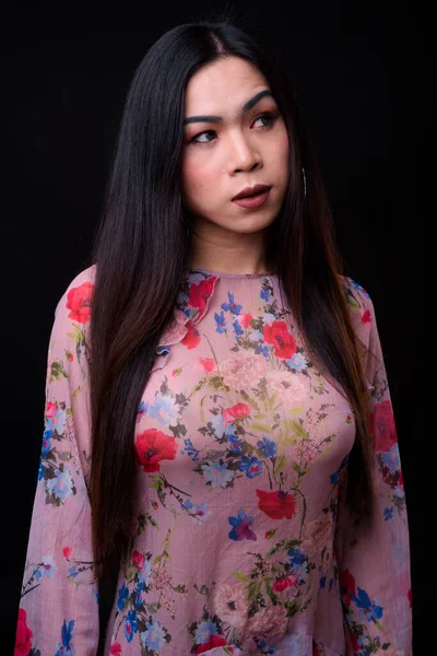 Jeune belle femme transgenre asiatique sur fond noir — Photo