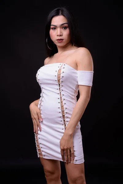 Tineri frumos asiatic transgender femeie împotriva negru fundal — Fotografie, imagine de stoc