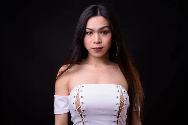 Ansikte på ung vacker asiatisk transsexuell kvinna — Stockfoto
