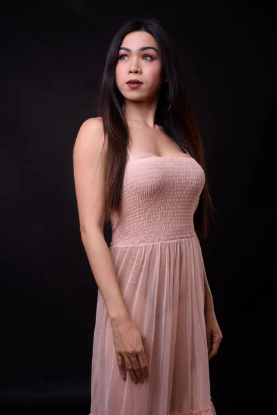 Jeune belle femme transgenre asiatique sur fond noir — Photo
