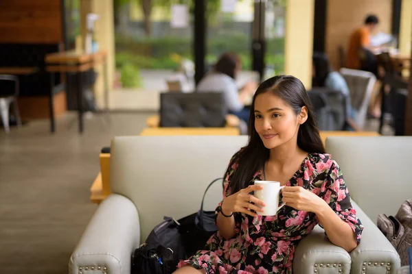 Portret Van Mooie Aziatische Vrouw Zittend Coffeeshop Horizontaal Schot — Stockfoto