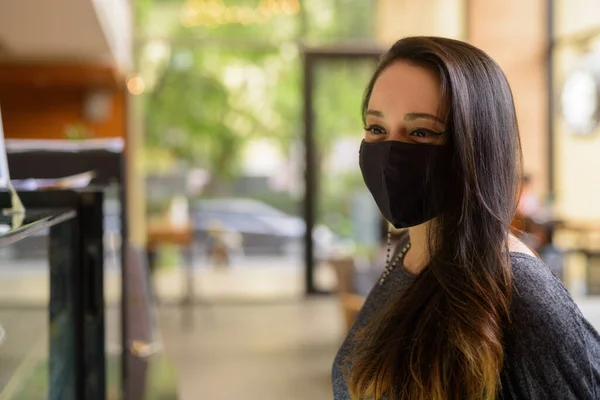 Porträt Der Schönen Asiatin Mit Gesichtsmaske Zum Schutz Vor Coronavirus — Stockfoto