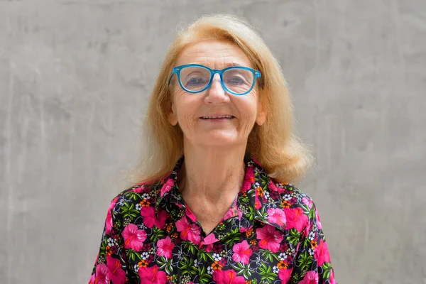 Portrait Une Femme Âgée Aux Cheveux Blonds Extérieur Pendant Été — Photo