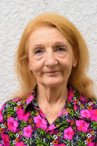 Портрет Пожилой Женщины Светлыми Волосами Открытом Воздухе Летом — стоковое фото