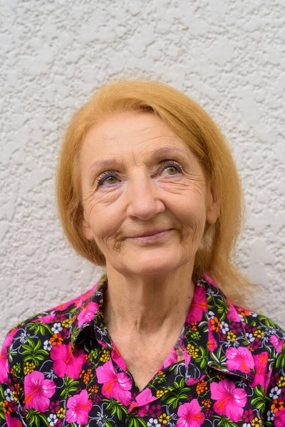 Portret Starszej Kobiety Blond Włosami Świeżym Powietrzu Latem — Zdjęcie stockowe