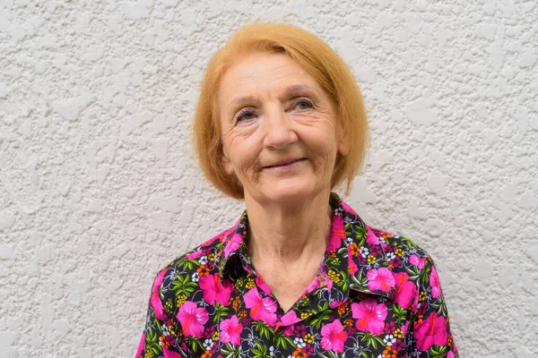 Porträtt Äldre Kvinna Med Blont Hår Utomhus Sommaren — Stockfoto