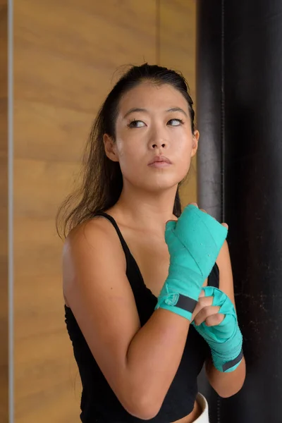 Hermosa Joven Mujer Asiática Kick Boxer Listo Para Ejercicio Gimnasio — Foto de Stock