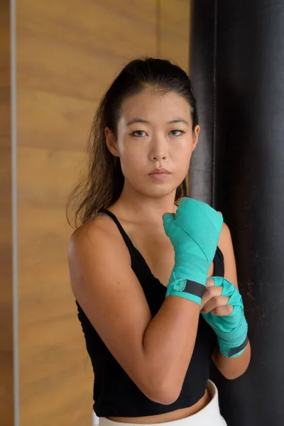 Hermosa Joven Mujer Asiática Kick Boxer Listo Para Ejercicio Gimnasio — Foto de Stock