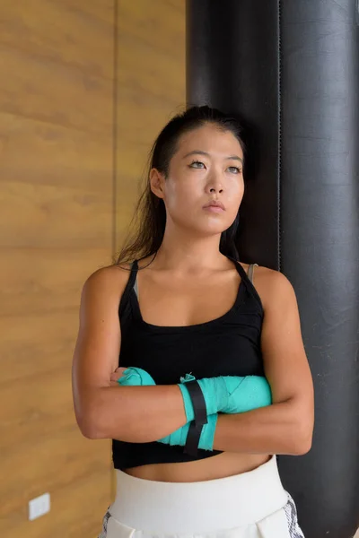 Hermosa Joven Mujer Asiática Kick Boxer Listo Para Ejercicio Gimnasio — Foto de Stock