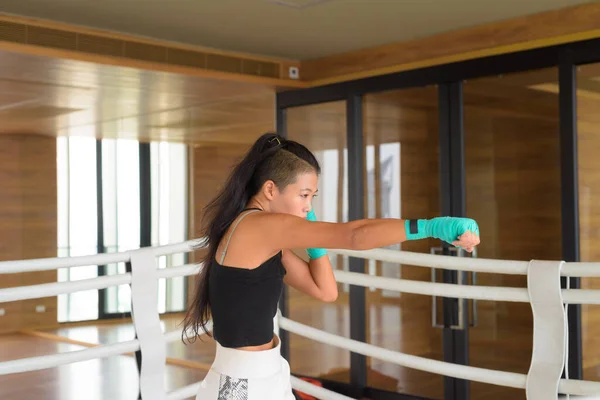 Piękne Młody Azji Kobieta Kick Bokser Gotowy Dla Ćwiczyć Siłownia — Zdjęcie stockowe