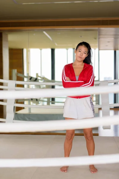 Schöne Junge Asiatische Kickboxerin Bereit Für Das Training Fitnessstudio — Stockfoto