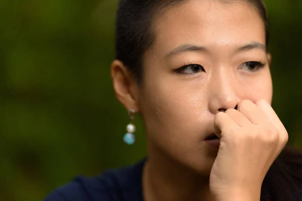Portrét Krásné Rebel Korejské Ženy Tvář Vypadá Smutně Venku — Stock fotografie