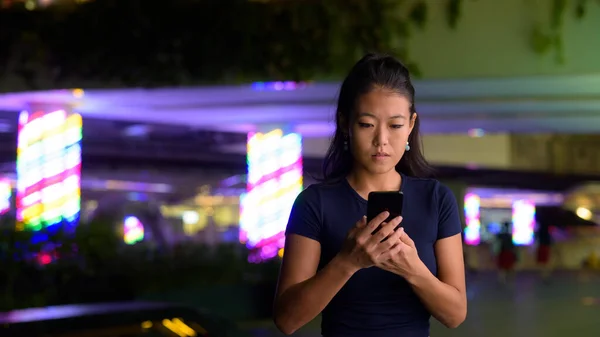 Porträtt Vacker Koreansk Kvinna Utomhus Natten — Stockfoto