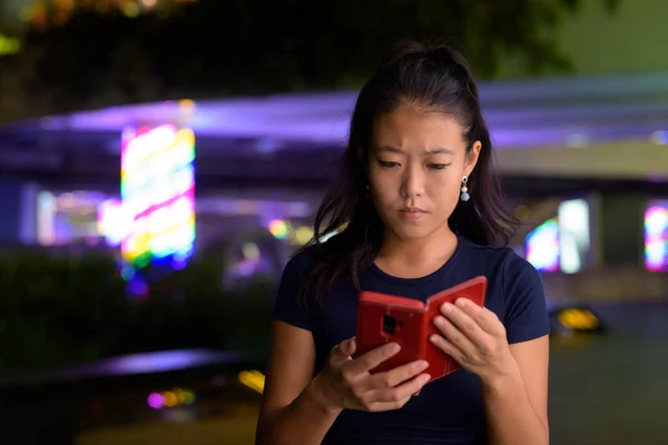 美丽的韩国女人在夜间户外的画像 — 图库照片