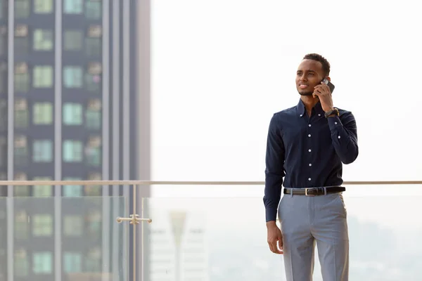 Portret Przystojnego Afrykańskiego Biznesmena Dachu Bangkoku Tajlandia Przy Użyciu Telefonu — Zdjęcie stockowe