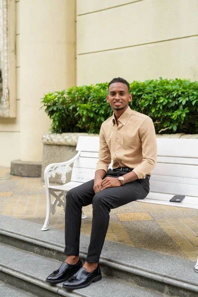 Retrato Hombre Negocios Africano Joven Guapo Usando Ropa Casual Aire —  Fotos de Stock