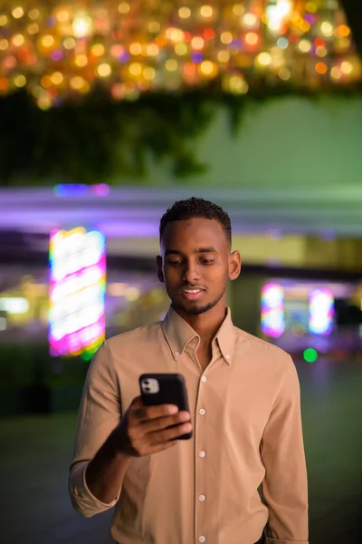 Porträtt Stilig Svart Ung Afrikansk Affärsman Bär Casual Kläder Utomhus — Stockfoto