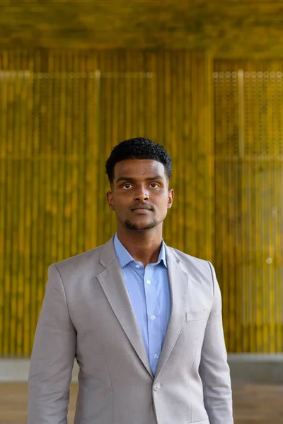 Retrato Joven Hombre Negocios Africano Guapo Usando Traje —  Fotos de Stock