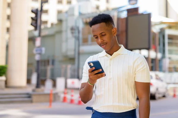 Retrato Confiante Jovem Empresário Africano Vestindo Roupas Casuais Usando Telefone — Fotografia de Stock