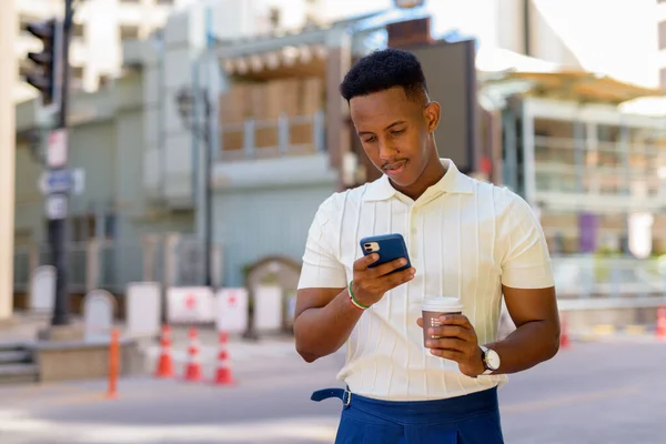 Retrato Confiante Jovem Empresário Africano Vestindo Roupas Casuais Usando Telefone — Fotografia de Stock