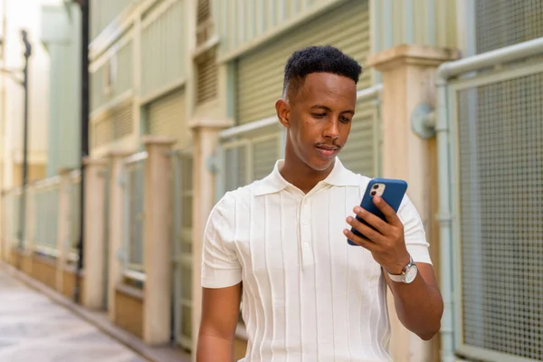 Portrait Confident Young African Businessman Wearing Casual Clothes Using Mobile — Stock Photo, Image