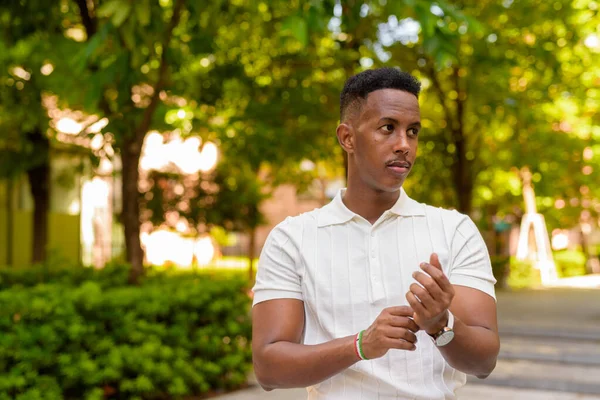 Retrato Joven Empresario Africano Confiado Con Ropa Casual —  Fotos de Stock