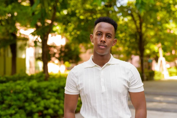 Retrato Joven Empresario Africano Confiado Con Ropa Casual —  Fotos de Stock