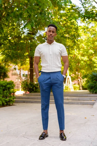 Retrato Joven Empresario Africano Confiado Con Ropa Casual —  Fotos de Stock