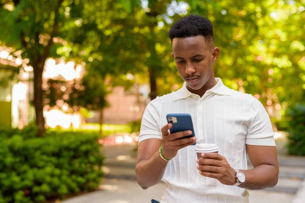 Portrait Confident Young African Businessman Wearing Casual Clothes Using Mobile — Stock Photo, Image