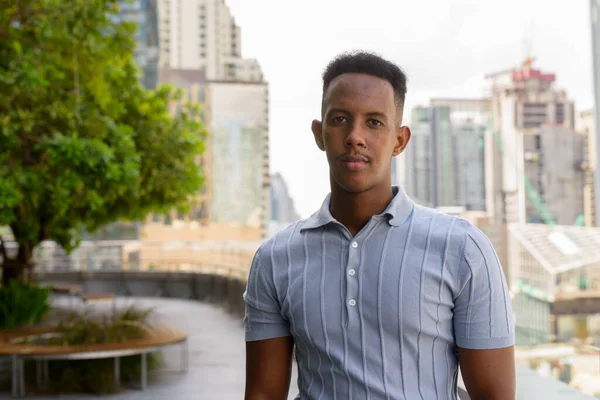 Retrato Joven Empresario Africano Confiado Con Ropa Casual —  Fotos de Stock