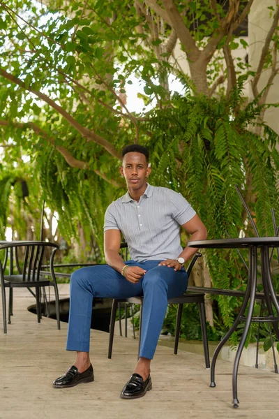 Retrato Joven Empresario Africano Confiado Con Ropa Casual —  Fotos de Stock