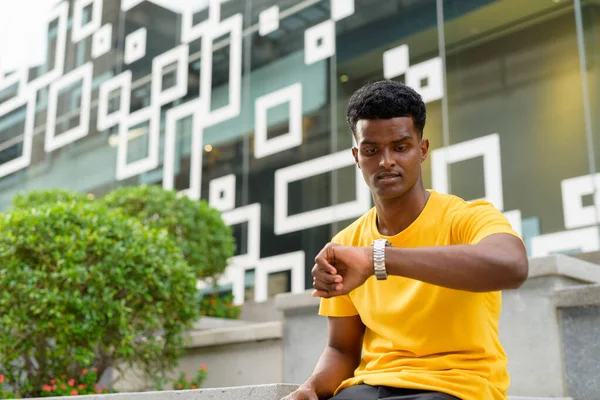 Porträtt Snygg Svart Afrikansk Man Klädd Gul Shirt Utomhus Staden — Stockfoto