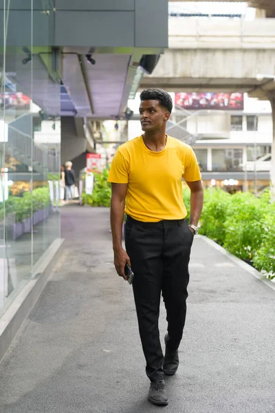 Porträtt Snygg Svart Afrikansk Man Klädd Gul Shirt Utomhus Staden — Stockfoto