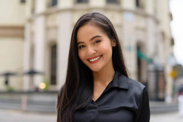 Portret Van Een Prachtige Aziatische Zakenvrouw Buiten Bangkok Thailand — Stockfoto