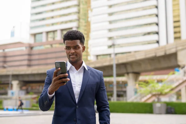 Porträtt Afrikansk Affärsman Utomhus Staden Med Hjälp Mobiltelefon Horisontella Skott — Stockfoto