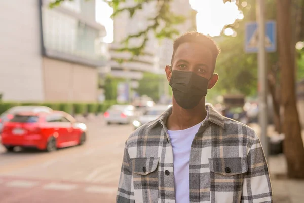 Knappe Modieuze Afrikaanse Zwarte Man Buiten Stad Tijdens Zomer Dragen — Stockfoto