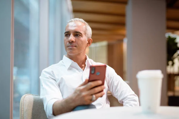 Портрет Красивого Бизнесмена Сидящего Кафе Пользующегося Мобильным Телефоном Глядя Окно — стоковое фото