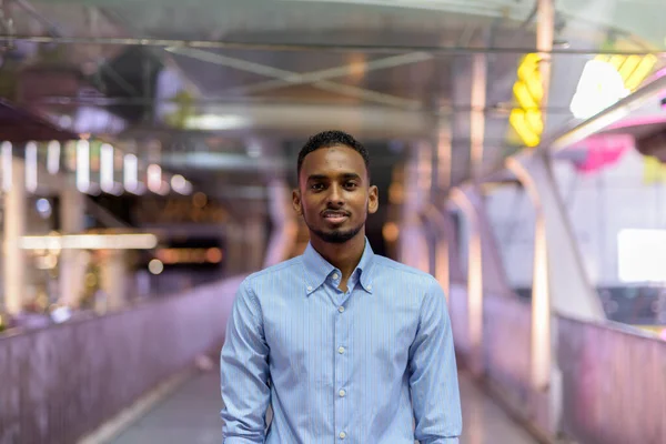 Retrato Belo Homem Negócios Negro Africano Livre Cidade Noite Footbridge — Fotografia de Stock