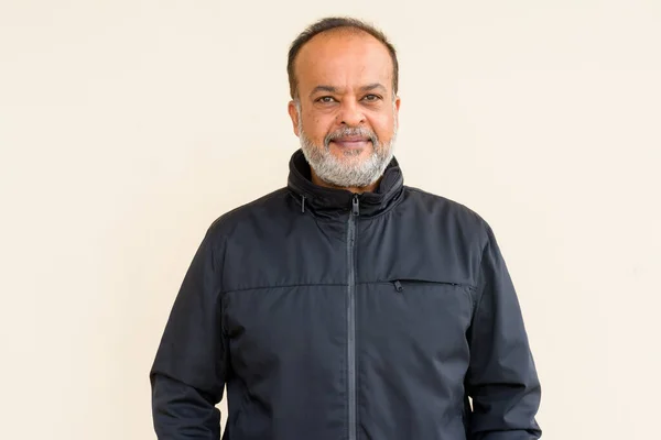 Retrato Belo Homem Indiano Com Barba Cinza Contra Parede Lisa — Fotografia de Stock