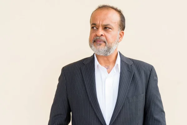 Retrato Del Guapo Hombre Indio Con Barba Gris Contra Pared — Foto de Stock