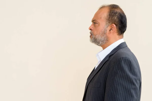 Retrato Del Guapo Hombre Indio Con Barba Gris Contra Pared — Foto de Stock