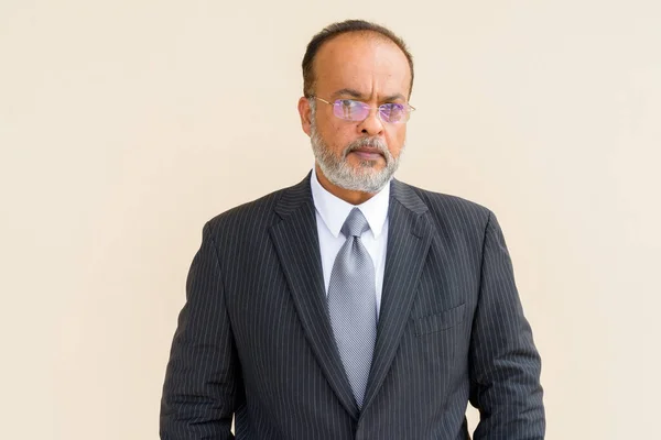 Retrato Belo Homem Indiano Com Barba Cinza Contra Parede Lisa — Fotografia de Stock